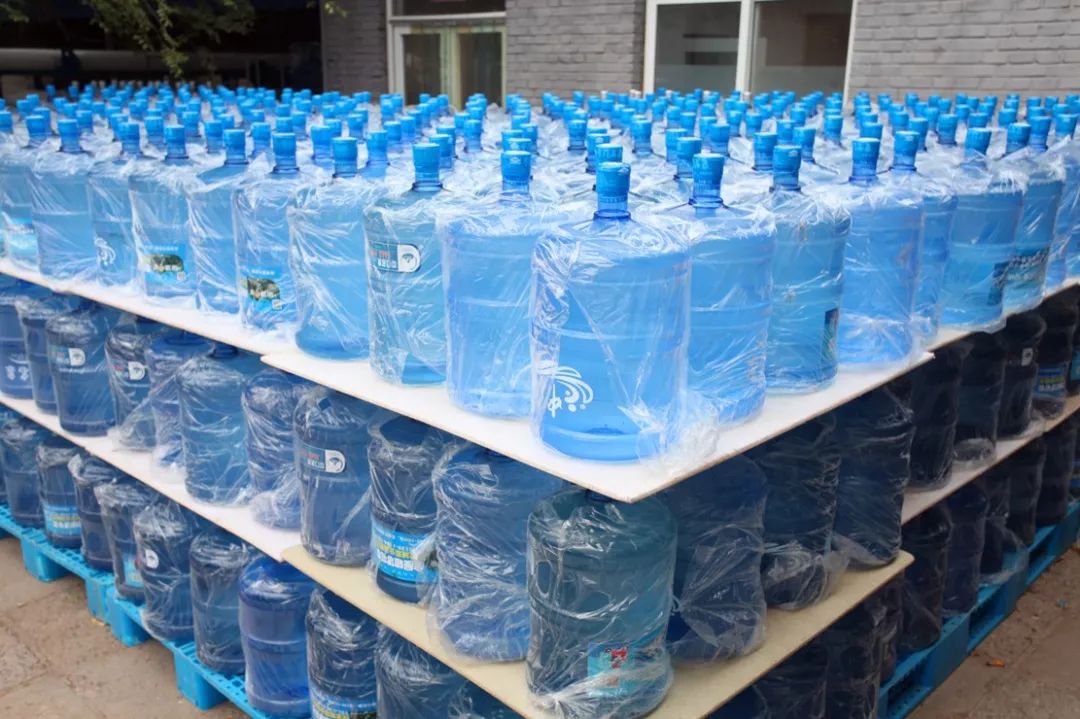 門(mén)頭溝礦泉水廠免費(fèi)送桶裝水！40斤一桶，輕松拎走！